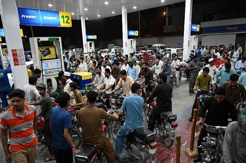 Diesel petrol shortage: राजधानी में बढ़ सकती है पेट्रोल-डीजल की किल्लत, शहर के करीब 10 पेट्रोल टैंक ड्राय, जानें क्या है वजह