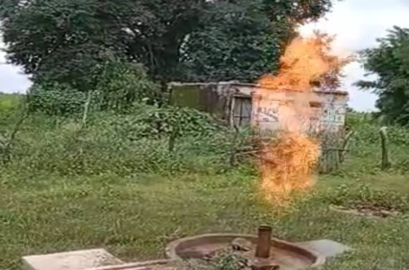 यहां पानी के साथ आग उगल रहा हैंडपंप, नजारा देख हैरान रह गए लोग, जानिए वजह