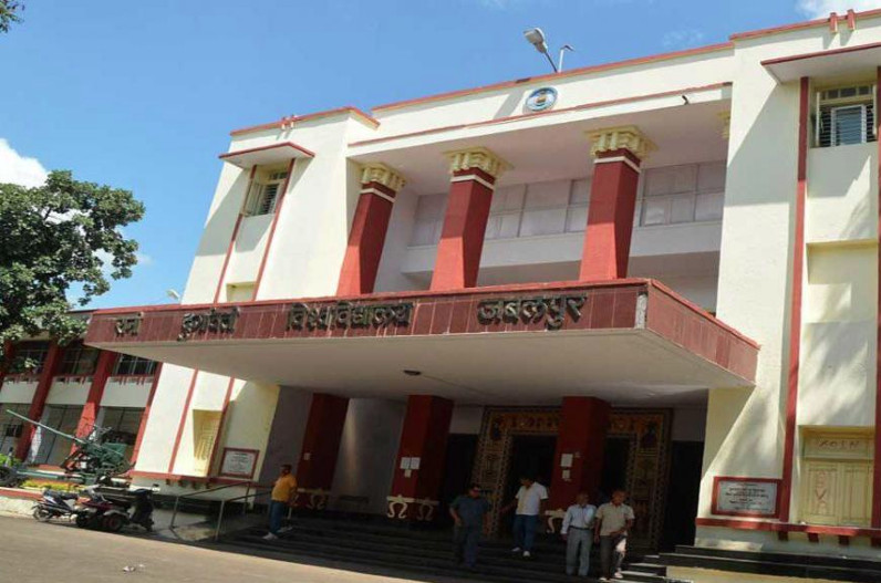 अनियमितताओं को लेकर विश्वविद्यालय के खिलाफ फूटा छात्र संगठन का गुस्सा, गेट तोड़कर घुसे अंदर