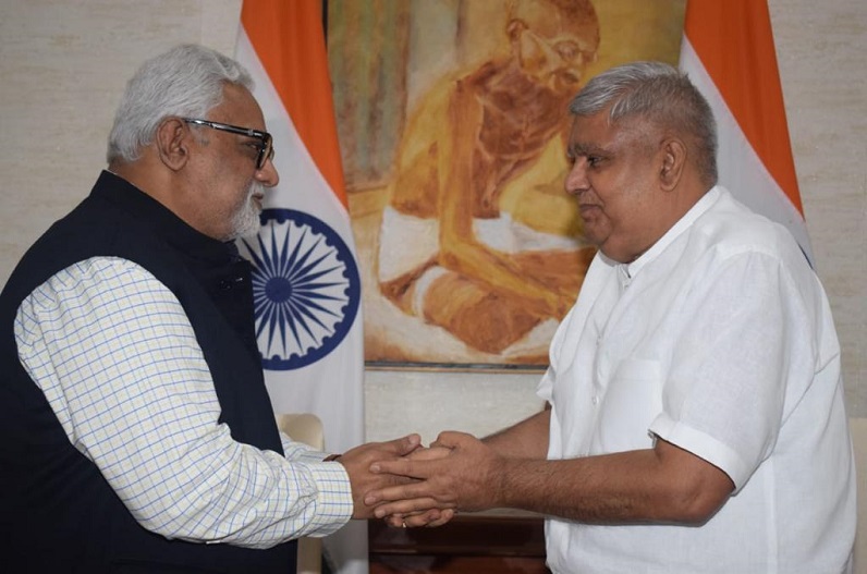 छत्तीसगढ़ के प्रथम महाधिवक्ता रविंद्र श्रीवास्तव ने की उपराष्ट्रपति धनखड़ से मुलाकात, दी शुभकामनाएं