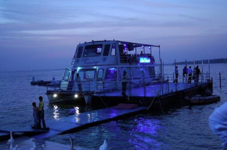 6 घंटो की  मशक्कत के बाद क्रूज़ को निकाला गया बाहर , जल्द ही  फिर से लोग ले सकेंगे ‘लेक प्रिंसेस’  के मजे