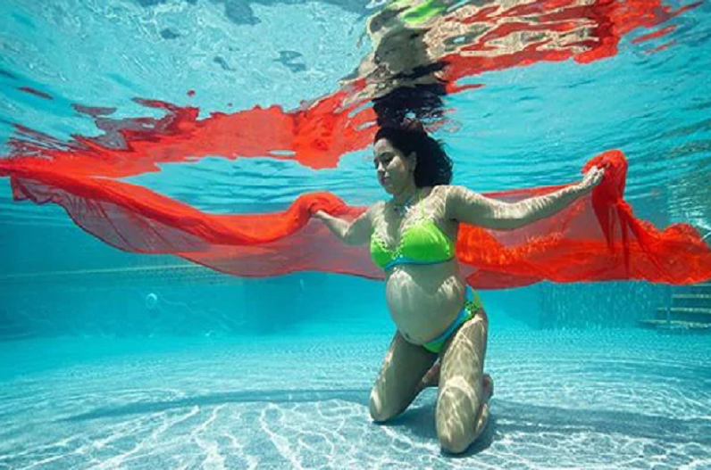 इस एक्ट्रेस ने बिकिनी में अंडरवॉटर प्रेग्नेंसी फोटोशूट कराकर उड़ा दिए थे सबके होश!, देखकर रह गए थे हैरान