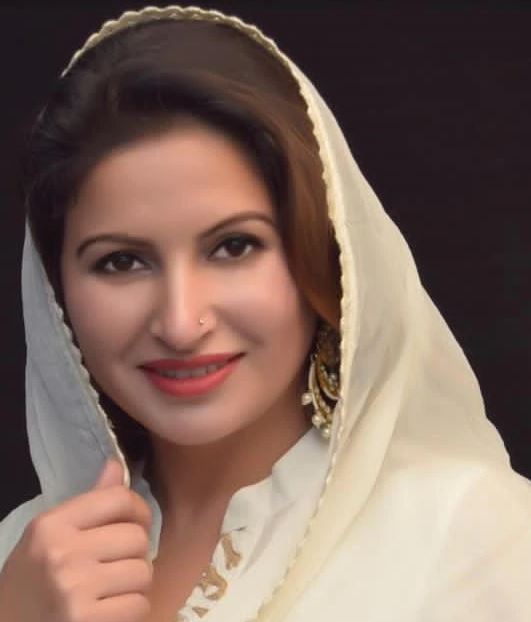 बिग बॉस 14’ का बेहद चर्चित चेहरा हरियाणा की सोनाली फोगाट ने दुनिया को अलविदा कह दिया है। सोनाली फोगाट एक्ट्रेस होने का अलावा एक राजनैतिक चेहरा भी थीं। बीती रात गोवा में उन्हें हार्ट अटैक आया।