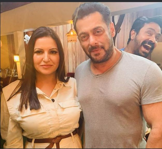 सोनाली बिग बॉस के घर में शानदार प्रदर्शन करती दिखाई दी थीं, इस शो में उन्होंने सलमान खान के साथ खूब मस्ती की थी, शो में उनकी वाइल्ड कार्ड एंट्री से लेकर सलमान खान के साथ डांस के खूब चर्चे हुए थे।