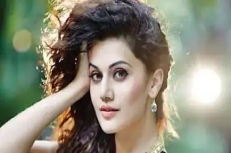 Taapsee Pannu Blouse less photo