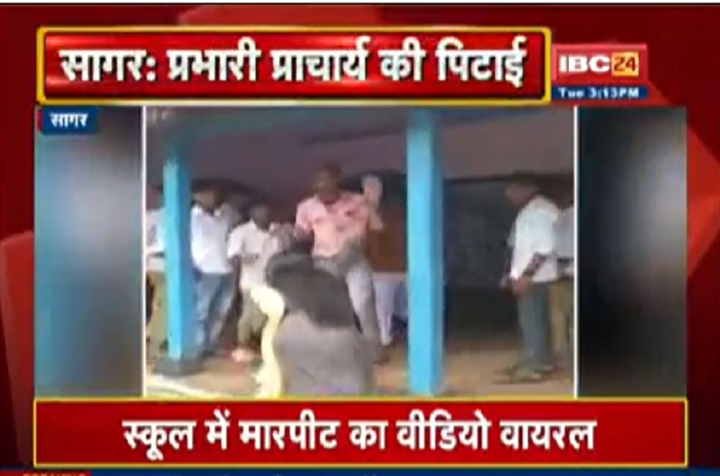 गंदी बात करता है? महिला टीचर ने इस बात पर प्रभारी प्राचार्य को चप्पलों से पीटा, वीडियो वायरल