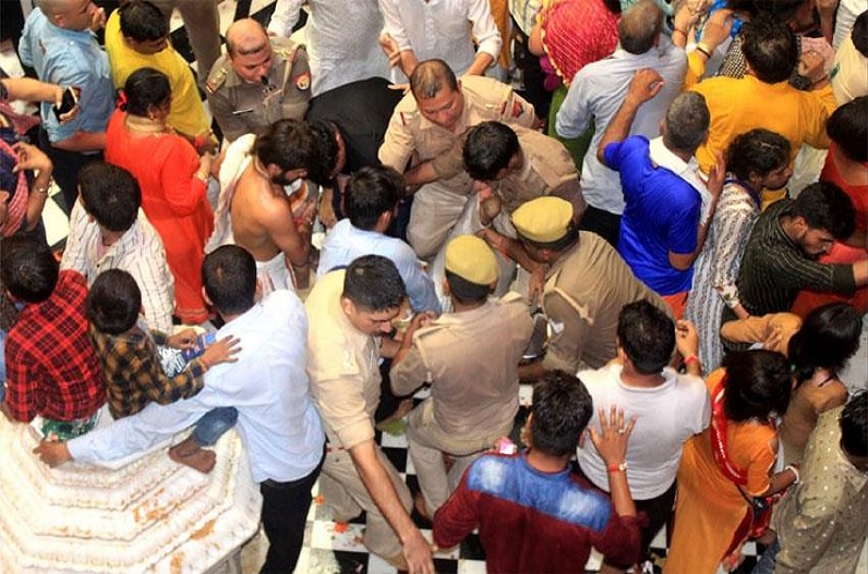 जन्माष्टमी के मौके पर बांकेबिहारी मंदिर में मची भगदड़, दो श्रद्धालुओं की मौत, कई घायल