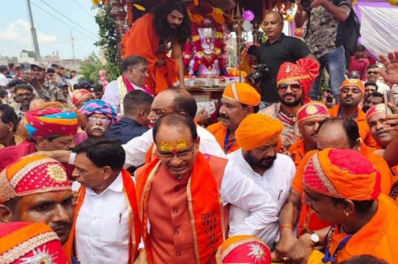 सीएम शिवराज ने भगवान पशुपतिनाथ का लिया आशीर्वाद, शाही सवारी में शामिल होकर बने रथ के सारथी