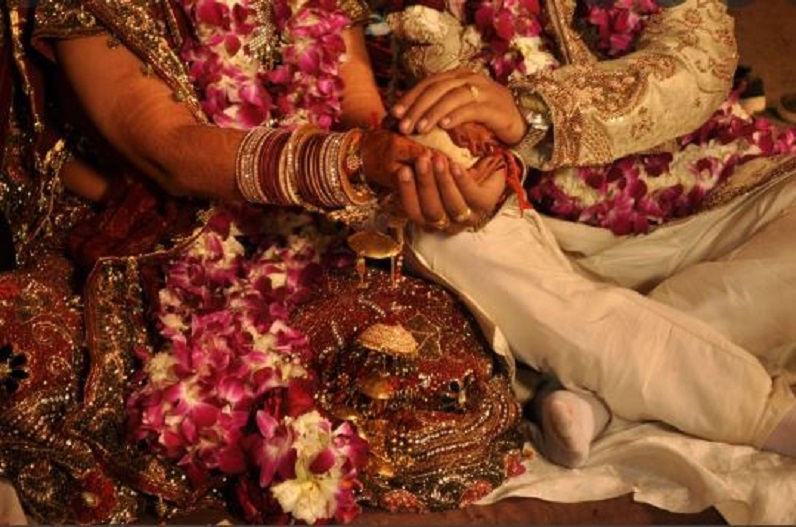 शादी से कुछ घंटे पहले ही कांड कर गया दूल्हा, पकड़ा गया रंगे हाथों तो बोला- संतुष्ट नहीं हूं दुल्हन से