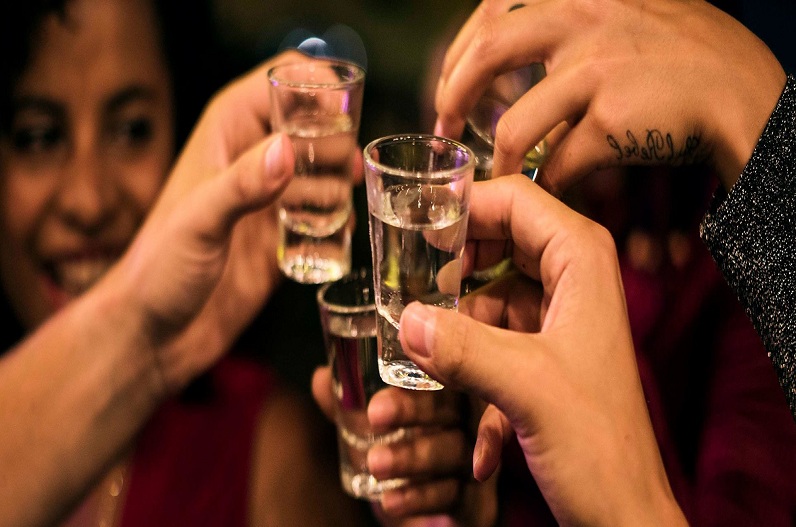 ‘देशहित’ में युवा जमकर पिए शराब, बिक्री बढ़ाने के लिए भी दें आइडिया, इस देश में की जा रही अपील