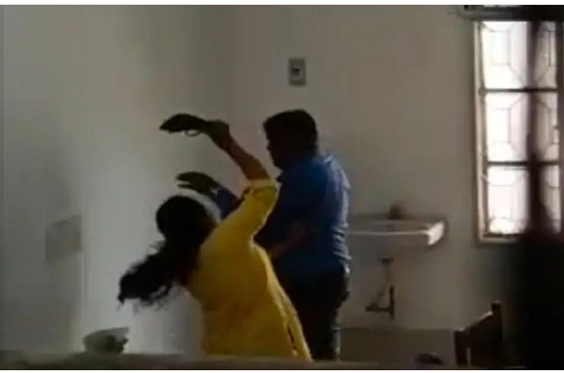 video viral: कमरे के अंदर से आ रही थी जोर-जोर से चिल्लाने की आवाज, लोग जाकर देखे तो पत्नी प्रोफेसर के साथ कर रही थी ऐसा काम