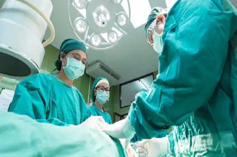 लाख मना करने के बाद भी ये काम करती थी लड़की, अस्पताल पहुंची तो डॉक्टर्स भी रह गए हैरान, जानें पूरा मामला