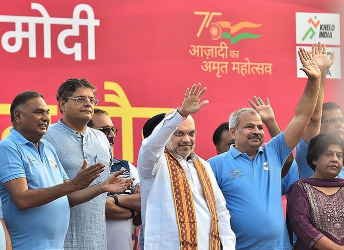 रविवार को केंद्रीय गृह मंत्री अमित शाह ने नई दिल्ली के मेजर ध्यानचंद नेशनल स्टेडियम में 'सेवा कार्यक्रम' के तहत 'प्रधानमंत्री नरेंद्र मोदी क्रॉस-कंट्री स्लम रन' को झंडी दिखाकर रवाना किया।