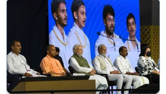 इस पूरी प्रक्रिया में कोई मिडिल मैन भी नहीं होता और ग्राहकों से जो पैसा मिलता है, उसका 70 प्रतिशत से ज्यादा सीधा किसानों की जेब में जाता है।