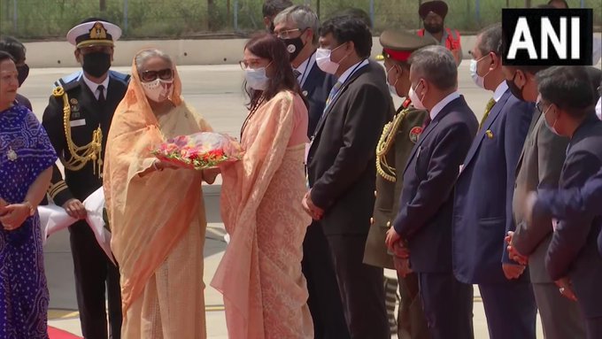 हसीना के साथ मोमेन भी भारत दौरे पर आए हैं। इस यात्रा के दौरान जिन समझौतों पर हस्ताक्षर होने की उम्मीद है। विदेश मंत्री ने कहा कि बांग्लादेश को उम्मीद है कि उच्च स्तरीय यात्रा ‘‘हमारे लक्ष्यों को प्राप्त करने में मददगार’’ और बेहद सफल होगी।