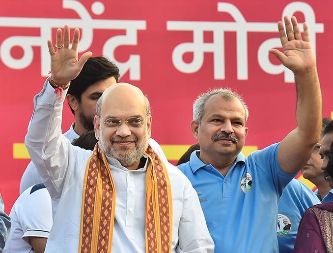 केंद्रीय गृह मंत्री अमित शाह ने नई दिल्ली के मेजर ध्यानचंद नेशनल स्टेडियम में 'प्रधानमंत्री नरेंद्र मोदी क्रॉस-कंट्री स्लम रन' को झंडी दिखाई।