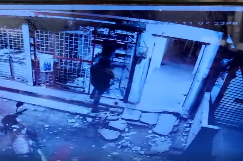 फ्री शराब नहीं मिला तो शख्स ने सेल्समैन के साथ किया ये काम, सीसीटीवी में कैद हुई पूरी घटना