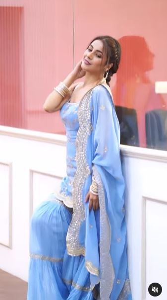 लुक की बात करें तो शहनाज आसमानी कलर के कढ़ाईदार सूट में बला की खूबसूरत लग रही हैं। लाइट मेकअप, मस्कारा, पिंक लिपस्टिक से शहनाज ने अपने लुक को पूरा किया है। हाथों में कंगन और कानों में झुमकें,सलीके से गुथी चोटी और चेहरे पर बिखरी जुल्फें उनकी खूबसूरती में चार चांद लगा रही हैं।