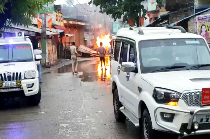 शोभायात्रा पर फिर बरसे ईंट पत्थर, आधा दर्जन पुलिसकर्मी समेत 12 लोग घायल