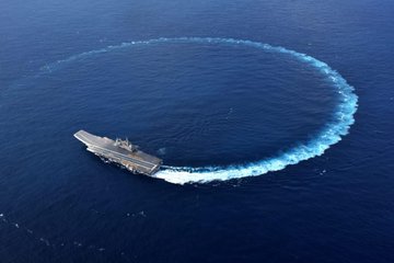 INS विक्रांत एयरक्राफ्ट करियर समुद्र के ऊपर तैरता एक एयरफोर्स स्टेशन है जहां से फाइटर जेट्स, मिसाइलें, ड्रोन के जरिए दुश्मनों के नापाक मंसूबों को नेस्तनाबूत किया जा सकता है।