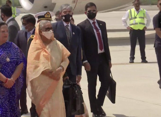 बांग्लादेश के विदेश मंत्री डॉ एके अब्दुल मोमेन ने रविवार को संवाददाता सम्मेलन में कहा,‘‘यह एक आधिकारिक यात्रा है और वह (हसीना) अपने भारतीय समकक्ष नरेंद्र मोदी के निमंत्रण पर दिल्ली जा रही हैं।’’