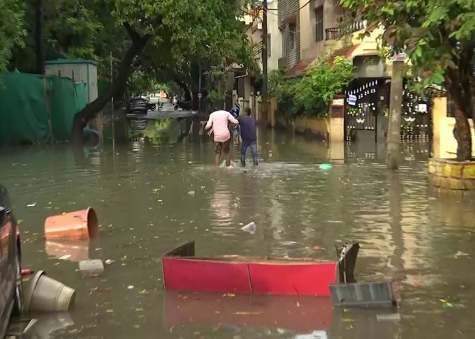 शहर के महादेवपुरा इलाके में 30 से अधिक अपार्टमेंट कॉम्पलेक्स हैं, जिनके पार्किंग क्षेत्र भी पानी से भर चुके हैं। बेसमेंट पूरी तरह पानी में डूब गए हैं।