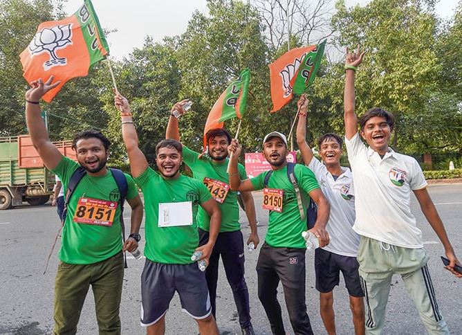 केंद्रीय गृह मंत्री अमित शाह ने हाथ हिलाकर प्रतिभागियों का उत्साह बढ़ाया।