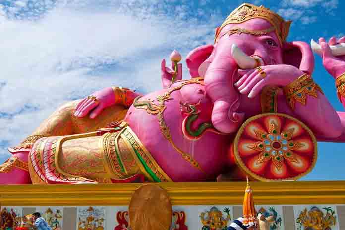 गणेश जी को विवाह का प्रस्ताव दे दिया. लेकिन गणेश जी ने इस प्रस्ताव से मना कर दिया था.जिसके बाद तुलसीदेवी ने गणेश जी को श्राप दिया कि उनके दो विवाह होंगे.