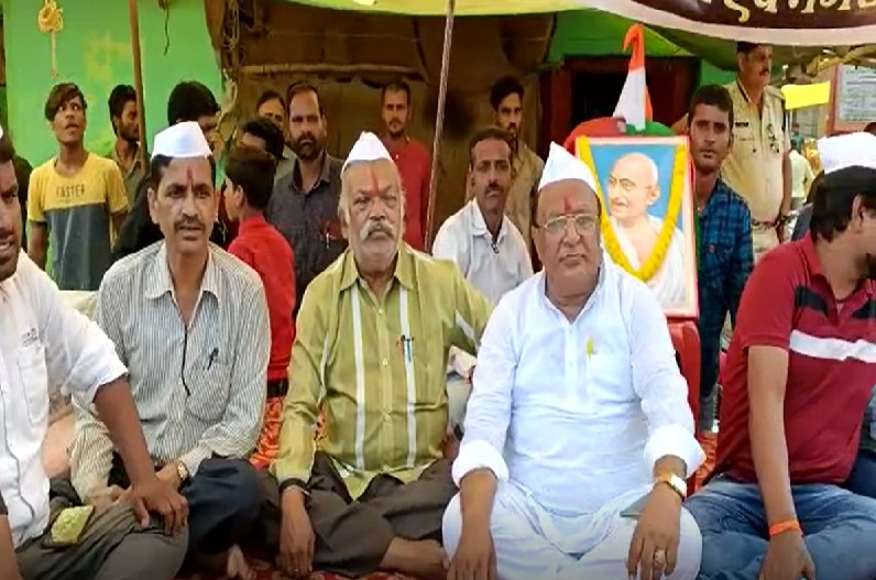 रेलवे की हठधर्मिता से परेशान निवासियों ने अपनाया अनशन का रास्ता, बैठे भूख हड़ताल पर, जानें पूरी खबर