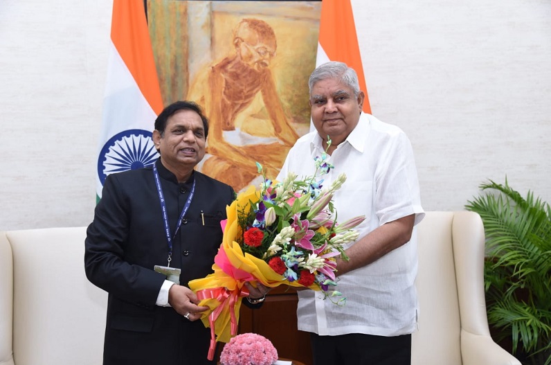 उपराष्ट्रपति जगदीप धनखड़ से मिले GGU के कुलपति प्रो. चक्रवाल, विश्वविद्यालय के कार्यों की दी जानकारी