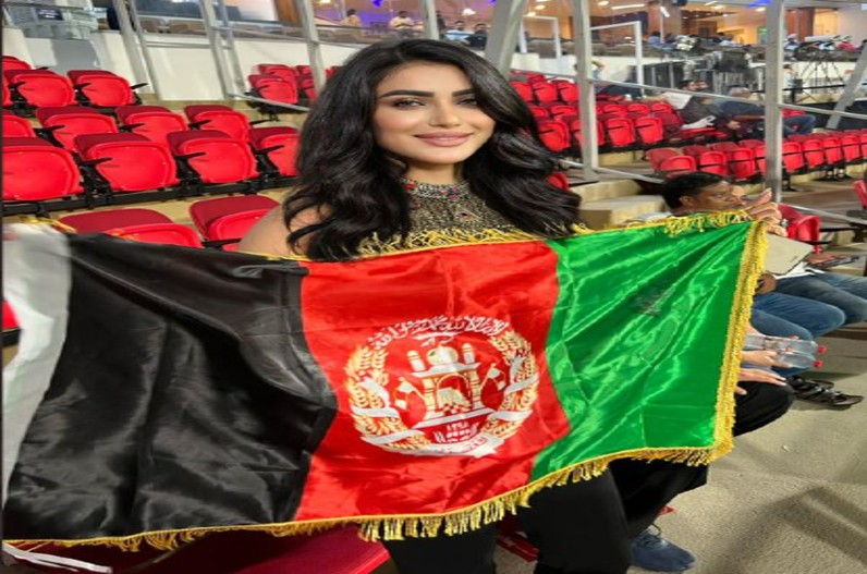 क्रिकेट के मैदान में ऐसी हरकत कर वायरल हो रही ये “मिस्ट्री गर्ल”, सोशल मीडिया में मचा तहलका