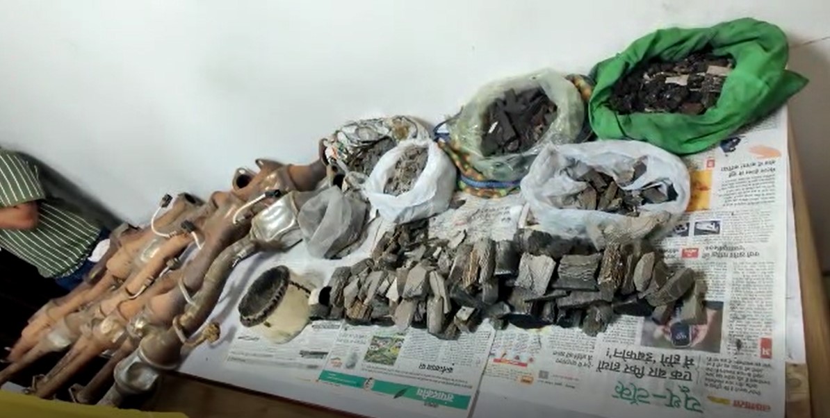 कार के साइलेंसर से महंगी धातु निकाल कर कमाते थे करोड़ो, पुलिस ने गिरफ्तार किया तो सामने आया ये मामला