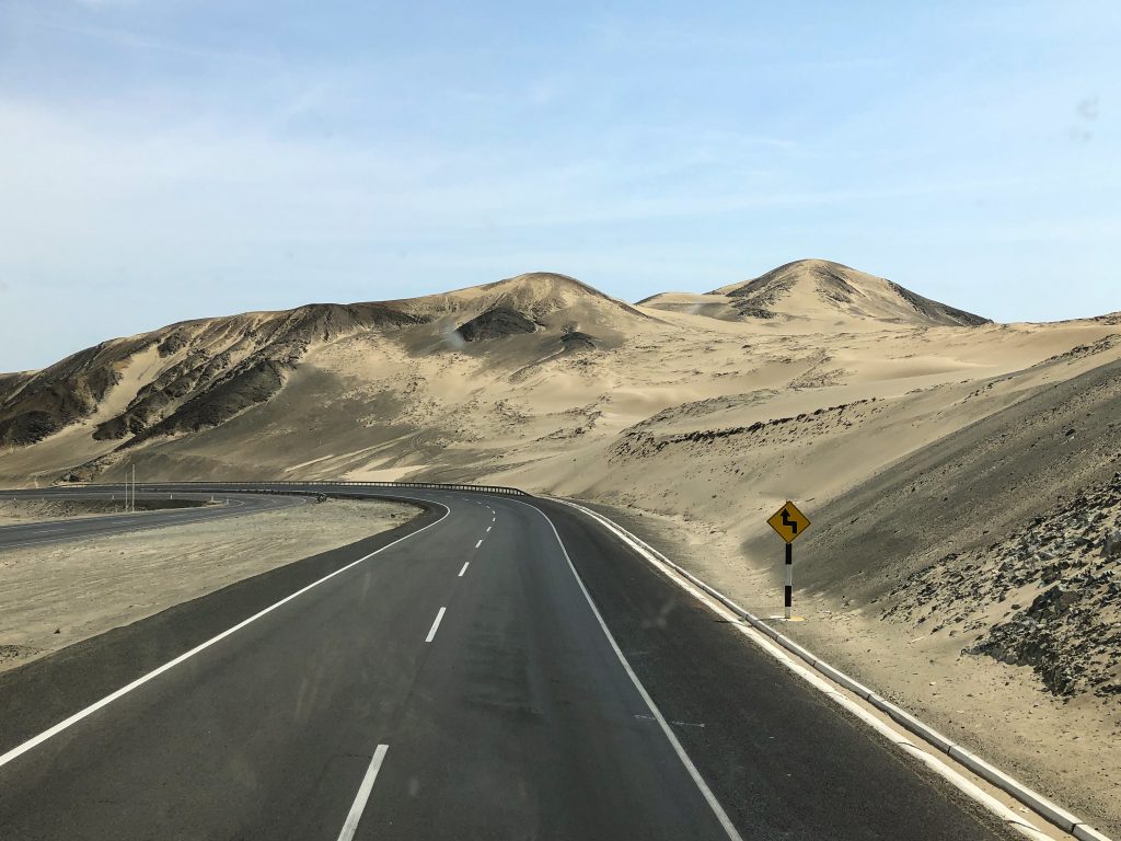 पैन-अमेरिकन हाईवे की लंबाई करीब 30 हजार किलोमीटर है। ये इतना लंबा है कि इसकी दूरी तय करने में लोगों को कई महीने लग जाते हैं। इस हाईवे पर सभी लोग यात्रा करना चाहते हैं। हर साल बड़ी संख्या में लोग इस हाईवे पर सफर करने के लिए निकलते हैं। इसके लिए वो कई महीने तैयारियां करते हैं। ऐसे बहुत से लोग हैं जो इस हाईवे पर बाइक से ट्रैवल करना पसंद करते हैं।
