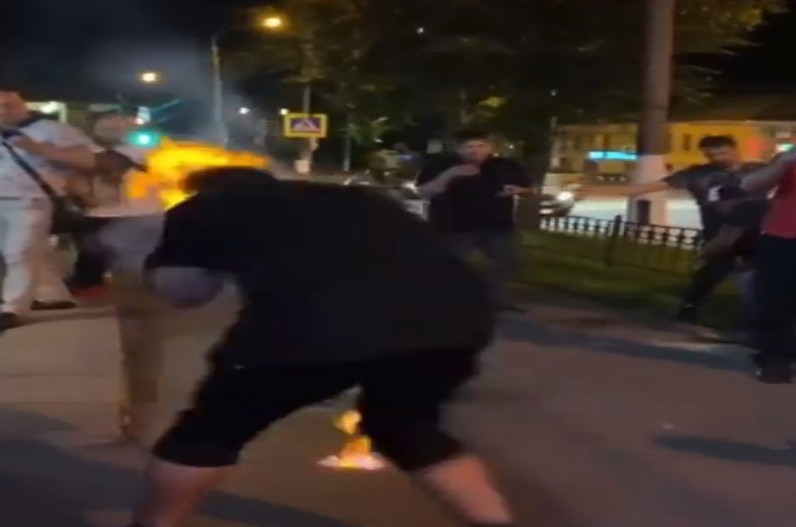 मुंह से आग निकालने का स्टंट कर रहा था युवक, और फिर हुआ ऐसा कि…