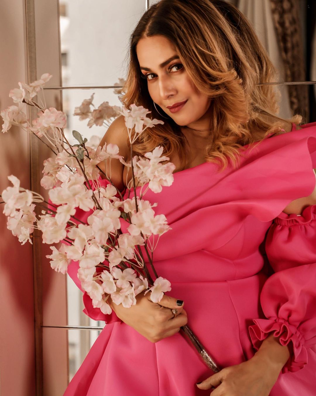 हाल ही में पाखी ने इंस्टाग्राम पर शो से अपने लुक्स शेयर किए।