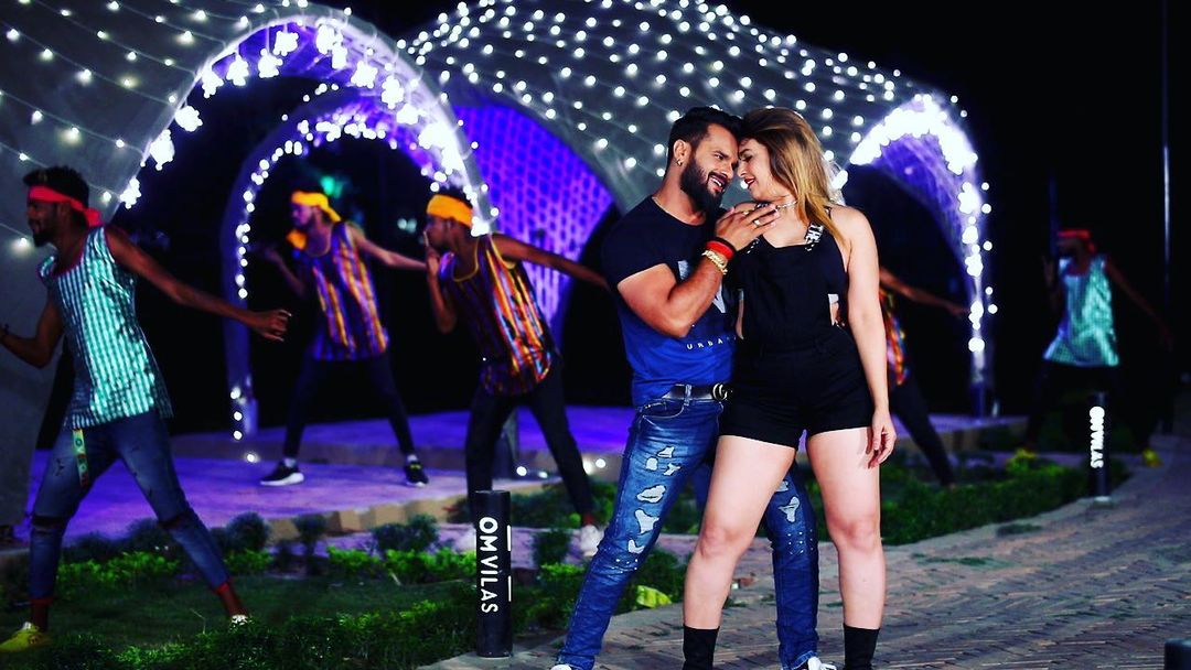 पाखी हेगड़े भोजपुरी फिल्म इंडस्ट्री का जाना माना नाम है और वह भोजपुरी के दिग्गज कलाकरों के साथ काम कर चुकी है।