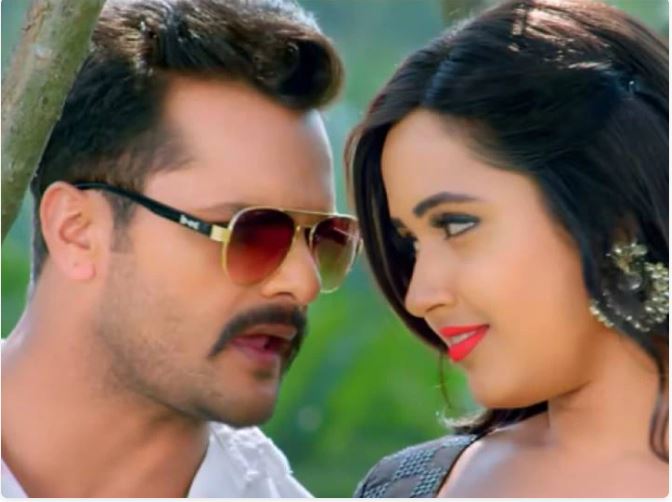 कैमरे पर फेमस काजल राघवानी और खेसारी लाल यादव की जोड़ी असल जिंदगी में भी काफी पसंद की जाती है. दोनों लोगों के बीच अफेयर था लेकिन बाद में काजल ने खेसारी पर धोखे का आरोप लगाया था और अब दोनों अलग हो चुके हैं.