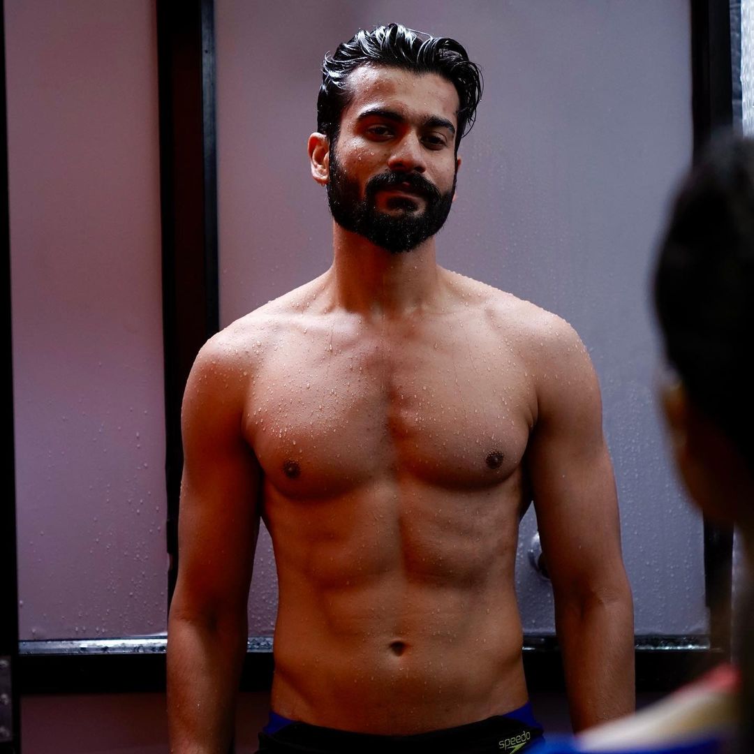 इस तस्वीर के साथ विक्की ने कैप्शन में एक प्यारा सा नोट भी लिखा जिसमें उन्होंने स्वीकार किया कि उनका भाई उनसे कहीं अधिक प्रतिभाशाली है। उन्होंने लिखा-'सर्वगुण संपन्न कौशल को जन्मदिन की बधाई! लव यू @sunsunnykhez'