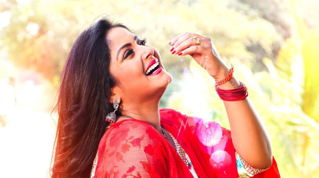 अंजना सिंह भोजपुरी इंडस्ट्री की ड्रीम गर्ल और हॉट केक के नाम से जानी जाती हैं.