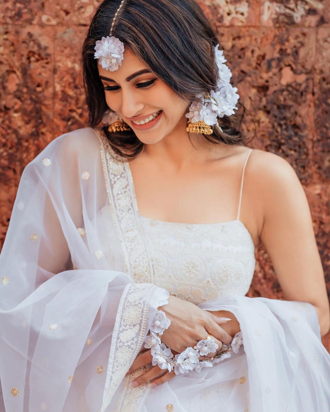 मौनी के माता पिता चाहते थे कि वह एक पत्रकार बनें, जिसके लिए उन्होंने मौनी का दाखिला दिल्ली के जामिया मिल्लिया इस्लामिया के मास कम्यूनिकेशन कोर्स में भी कराया, लेकिन मौनी रॉय की रूचि तो हमेशा से ही एंटरटेनमेंट इंडस्ट्री में थी।