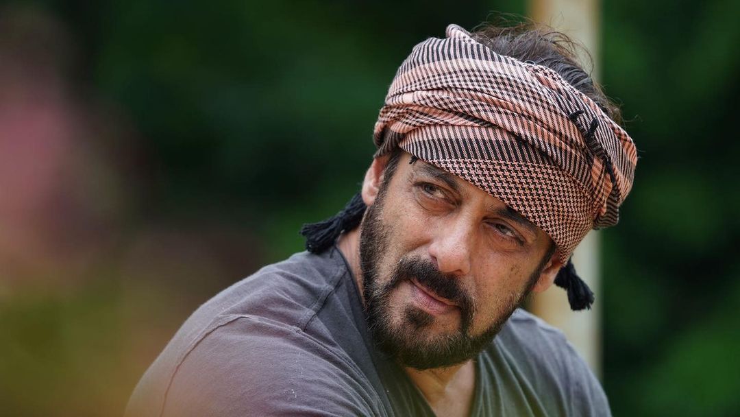 उन्होंने फिल्म के लिए लंबी दाढ़ी रखी हुई है। सलमान खान ने गॉगल्स पहने हुए हैं। इस फिल्म में सलमान खान के अपोजिट पूजा हेगड़े नजर आएंगी।