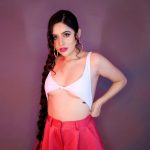 बात करें उर्फी के मेकअप कि तो उर्फी ने लाल लिप शेड और कानों में नीले ईयर पीस उर्फी के इस लुक को कहीं ज्यादा बोल्ड टच देते नजर आ रहे हैं। सोशल मीडिया पर उर्फी जावेद के इस लुक को मिली जुली प्रतिक्रियाएं मिल रही हैं।