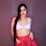 जहां एक्ट्रेस के फैंस को उनका ये लुक काफी पसंद आ रहा है तो वहीं दूसरी ओर कुछ लोगों का कहना है कि उनकी ड्रेस में कपड़ा तो काफी सारा था लेकिन वो अपनी बदन दिखाने की आदत से बाज नहीं आईं। उर्फी ने अपने इस वीडियो को शेयर करते हुए कैप्शन में लिखा, 'फीलिंग ब्लू'।