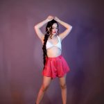 बात करें उर्फी जावेद के इस नए लुक की तो एक्ट्रेस ने इसमें ब्लू कलर का ब्रालेट और नीचे से पूरा खुला स्कर्ट लुक देकर गाऊन ड्रेस तैयार की है। इसके साथ ही उर्फी ने अपने लुक को हाई हील्स और ग्लव्स के साथ पूरा किया।