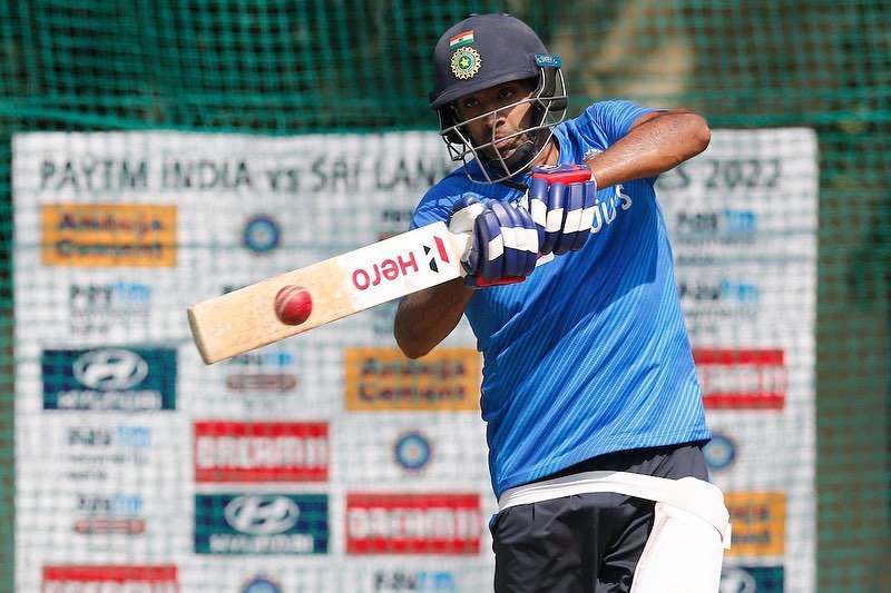 रविचंद्र अश्विन अपने डेब्यू टेस्ट मैच में 'मैन ऑफ द मैच' अवॉर्ड हासिल किया था। अश्विन डेब्यू टेस्ट में 'मैन ऑफ द मैच' चुने जाने वाले चौथे भारतीय क्रिकेटर थे। उनसे पहले नरेंद्र हिरवानी, प्रवीण आमरे और आरपी सिंह यह उपलब्धि हासिल कर चुके हैं।