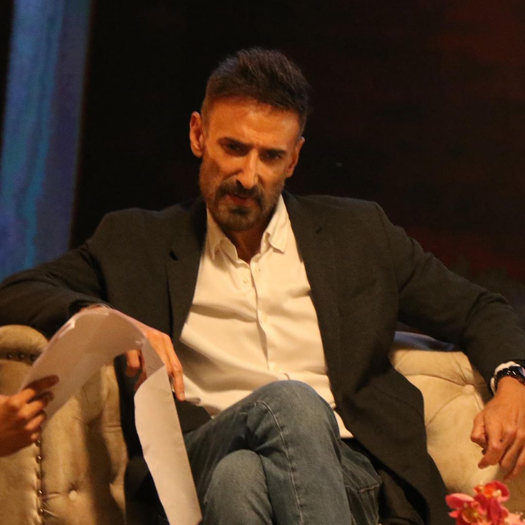 राहुल देव की छवि पर्दे पर भले ही विलेने के रुप में हो लेकिन उनकी पर्सनालिटी हमेशा डैसिंग हीरो जैसी रही है। 2000 के दशक में उनके जैसा हैंडसम विलेन बहुत कम ही थे।