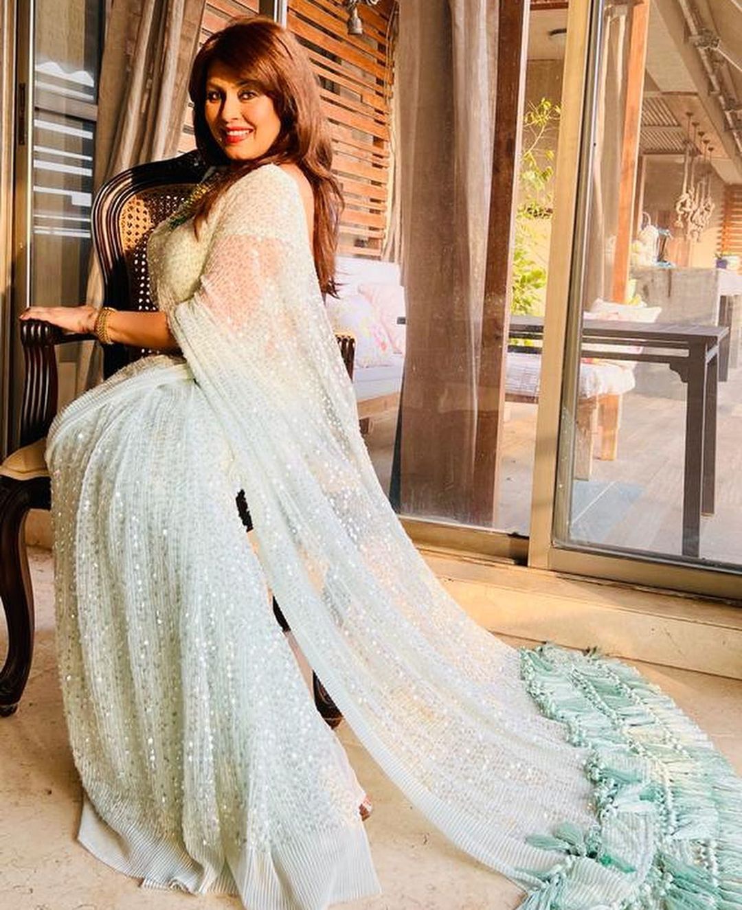 महिमा चौधरी का असली नाम ऋतु चौधरी है लेकिन वो खुद पर्दे पर महिमा चौधरी कहलाना पसंद करती हैं। महिमा चौधरी ने अपनी हाई-स्कूल तक की पढ़ाई डाउन हिल स्कूल से पूरी की। उसके बाद उन्होंने आगे की पढ़ाई लोरेटो कॉलेज से ख़त्म की।