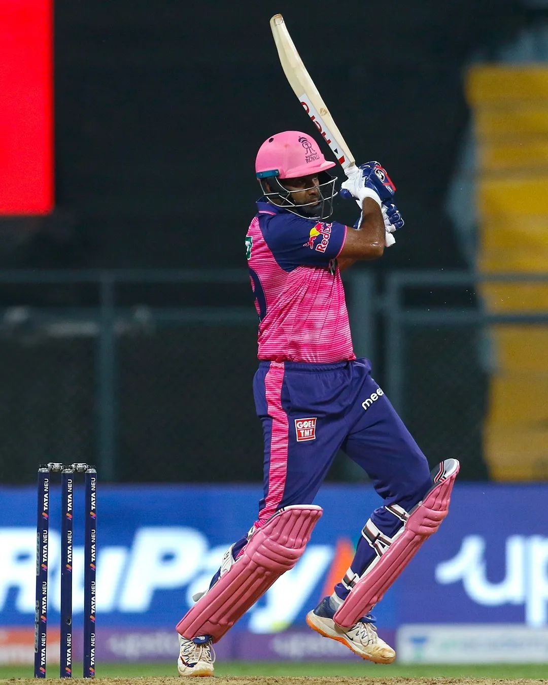 भारतीय टीम के बेहतरीन स्पिनर रविचंद्रन अश्विन आज अपना 36वां जन्मदिन मना रहे हैं। अश्विन का जन्म 17 सितंबर, 1986 को तमिलनाडु की राजधानी चेन्नई में हुआ था। अश्विन शुरुआती दिनों में अपनी कैरम बॉल के लिए काफी मशहूर हुए थे।