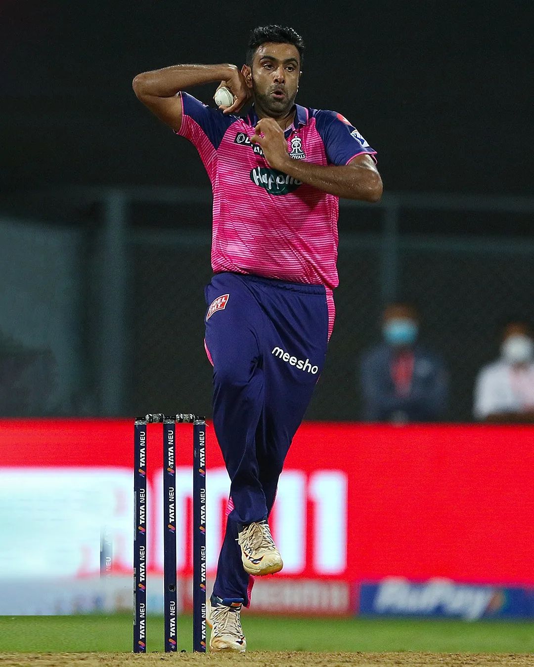 अश्विन की निजी जिदंगी की बात करें तो 13 नवंबर 2011 को इस स्पिन गेंदबाज ने अपनी बचपन की दोस्त प्रीति नारायण से शादी कर ली। प्रीति को अक्सर स्टेडियम में देखा जा चुका है। उन्हें क्रिकेट का काफी शौक है और वह अपने पति का मैच देखने जरूर आती हैं।