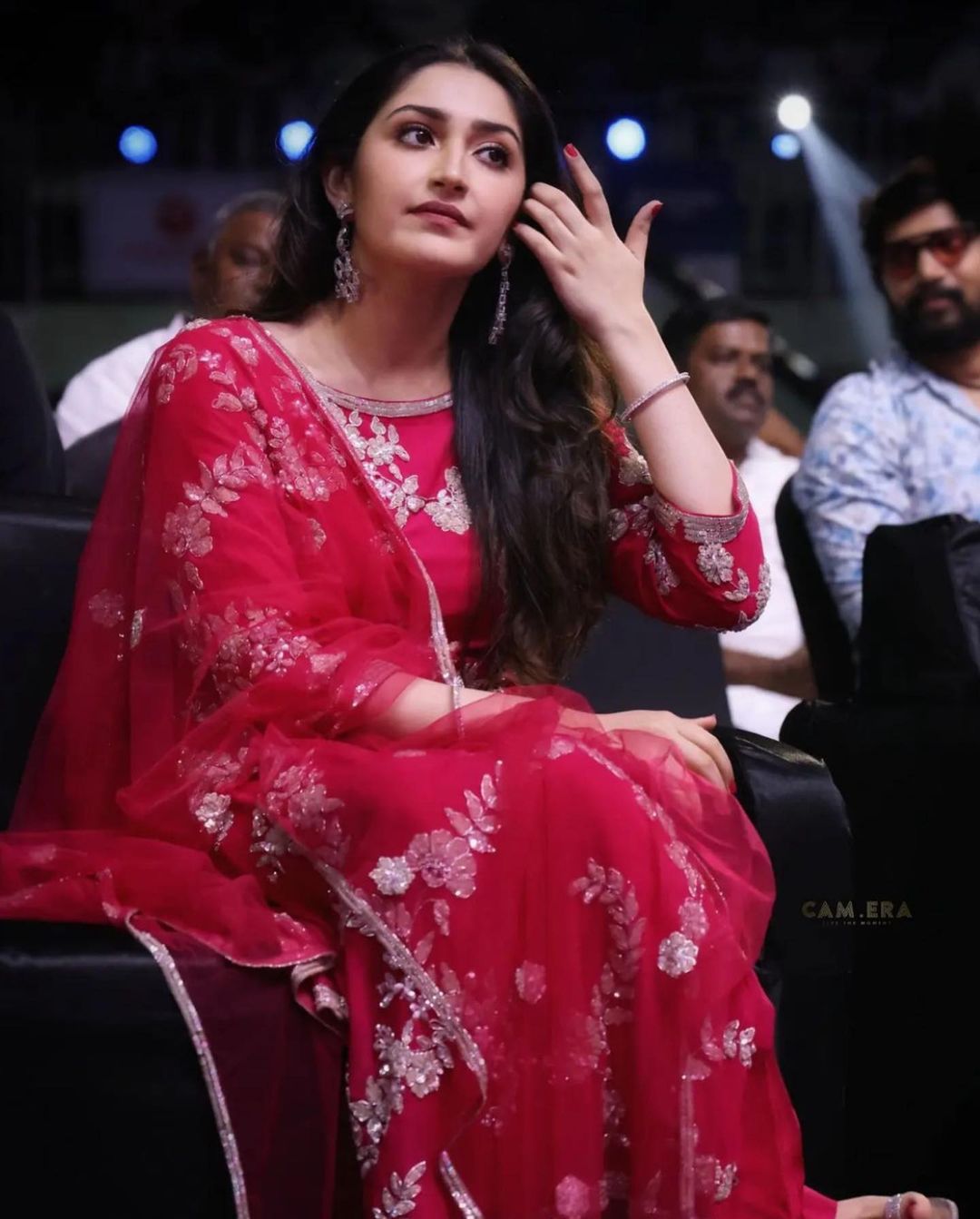 एक्ट्रेस सायशा सैगल अनुभवी एक्ट्रेस सायरा बानो और दिलीप कुमार की पोती है। इंस्टाग्राम पर उनकी एक मिलियन से भी ज्यादा लोग फॉलो करते है। सायशा एक्टर और फिल्ममेकर सुमित सहगल और एक्ट्रेस शाहीन की बेटी है। उन्होंने करियर की शुरुआत साउथ फिल्म ‘अखिल’ से की थी।